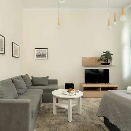 Jasne Studia Very Berry W Centrum Poznania By Renters Poznań