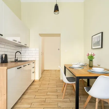 Jasne Studia Very Berry W Centrum Poznania By Renters Appartement