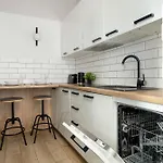 Apartment Jasne Studia Very Berry W Centrum Poznania By Renters Poznan