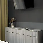 Jasne Studia Very Berry W Centrum Poznania By Renters