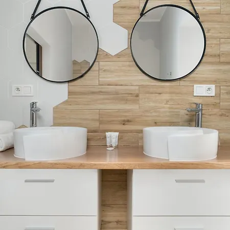 Jasne Studia Very Berry W Centrum Poznania By Renters