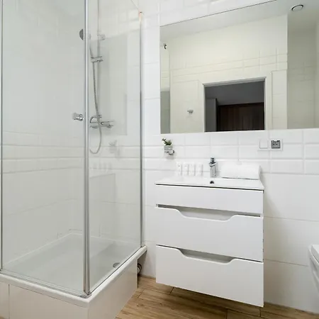 Apartment Jasne Studia Very Berry W Centrum Poznania By Renters Poznan