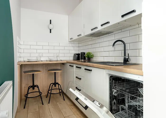 Apartment Jasne Studia Very Berry W Centrum Poznania By Renters Poznan