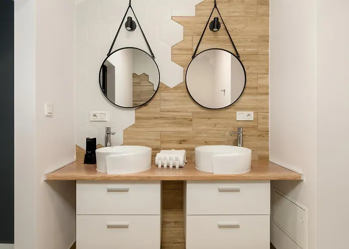 Jasne Studia Very Berry W Centrum Poznania By Renters * Poznan