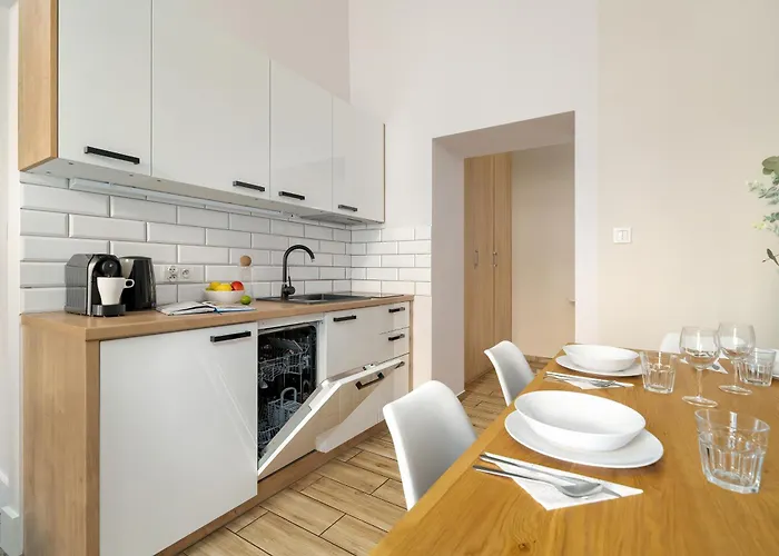 Apartment Jasne Studia Very Berry W Centrum Poznania By Renters Poznan