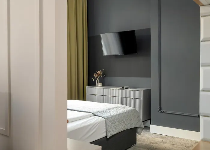 Jasne Studia Very Berry W Centrum Poznania By Renters Apartment